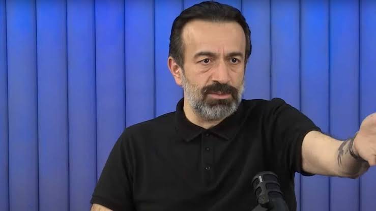 Tedesco düşmanı,
İlkay hayranı bu zat,
Tek tek oyuncularımızı linçliyor,
Derdi belli,
İzleme, izlettirme...