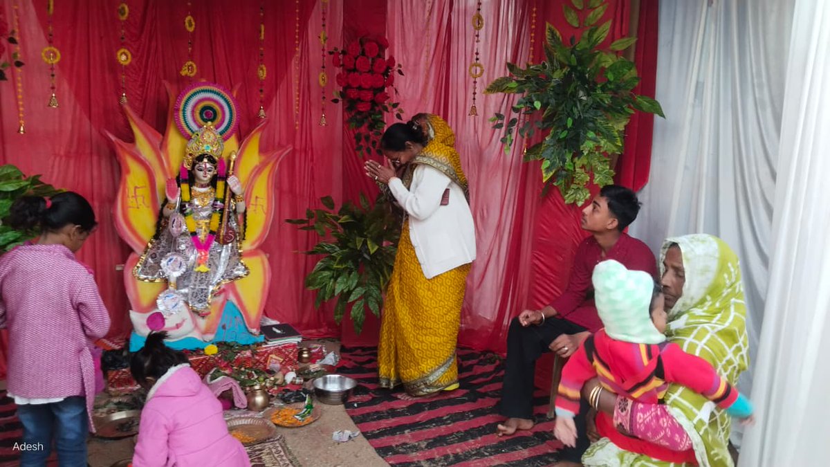 iChameliDevi's tweet photo. आज बसंत पंचमी के पावन अवसर पर जामताड़ा के राजबाड़ी स्थित पूजा पंडाल, रक्षा काली मंदिर में संध्या आरती में सहभागिता की तथा सूर्य मंदिर, आज़ाद पाड़ा के पूजा पंडाल में माँ के दर्शन कर जामताड़ा वासियों के सुख, शांति एवं समृद्धि की मंगलकामना की। https://t.co/Dd8JHsvXGE
