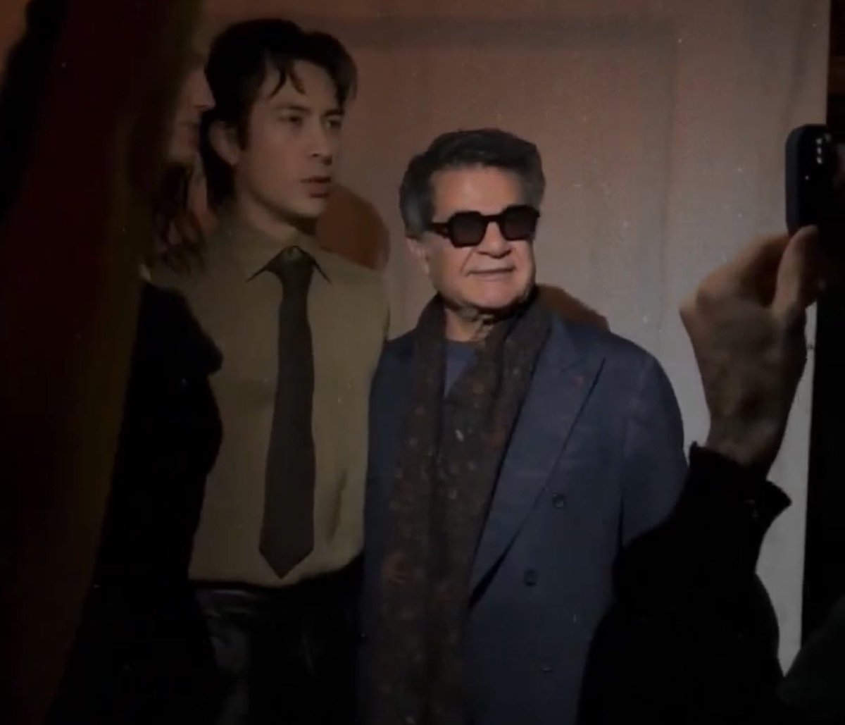 "Hudson fue la única celebridad que buscó al director iraní, Jafar Panahi".

todos le pasaban de largo, pero hudson siendo un friki del cine lo fue a saludar y pedirle una foto, lo amo mucho