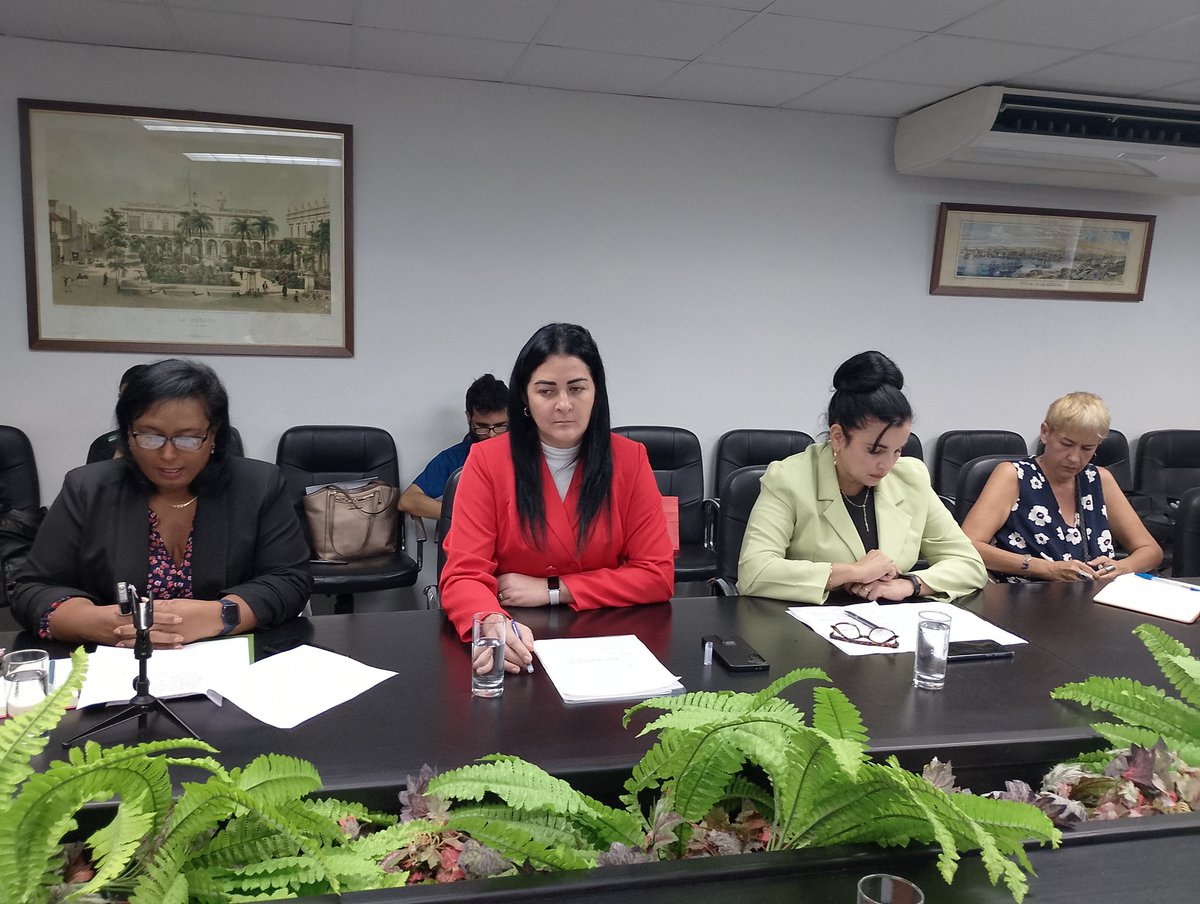 Conferencia de prensa desde <a href="/MINSAPCuba/">Ministerio de Salud Pública de Cuba</a>, presentamos nueva Ley de Salud Pública, en ella:
📌Actualizamos el marco legal de la #Salud en 🇨🇺 frente a los retos económicos y socialdemográficos.
💠"La #Salud pública 🇨🇺 se fundamenta en el fin social de la medicina..."
#CubaPorLaVida