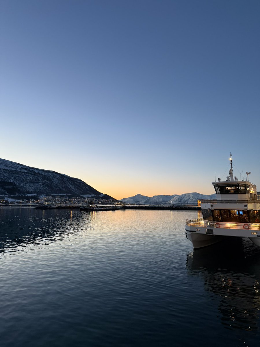 Natanelaaa's tweet image. Сьогодні вранці я вдягла на себе все саме тепле в кілька шарів, зустріла світанок і почепиздила гуляти по Тромсе. 

Треба було встигнути світловий день застати, бо схід сонця 10:15, захід через 3 годин в 13:38 🫠

Температура -11, по відчуттям -20, бо вода