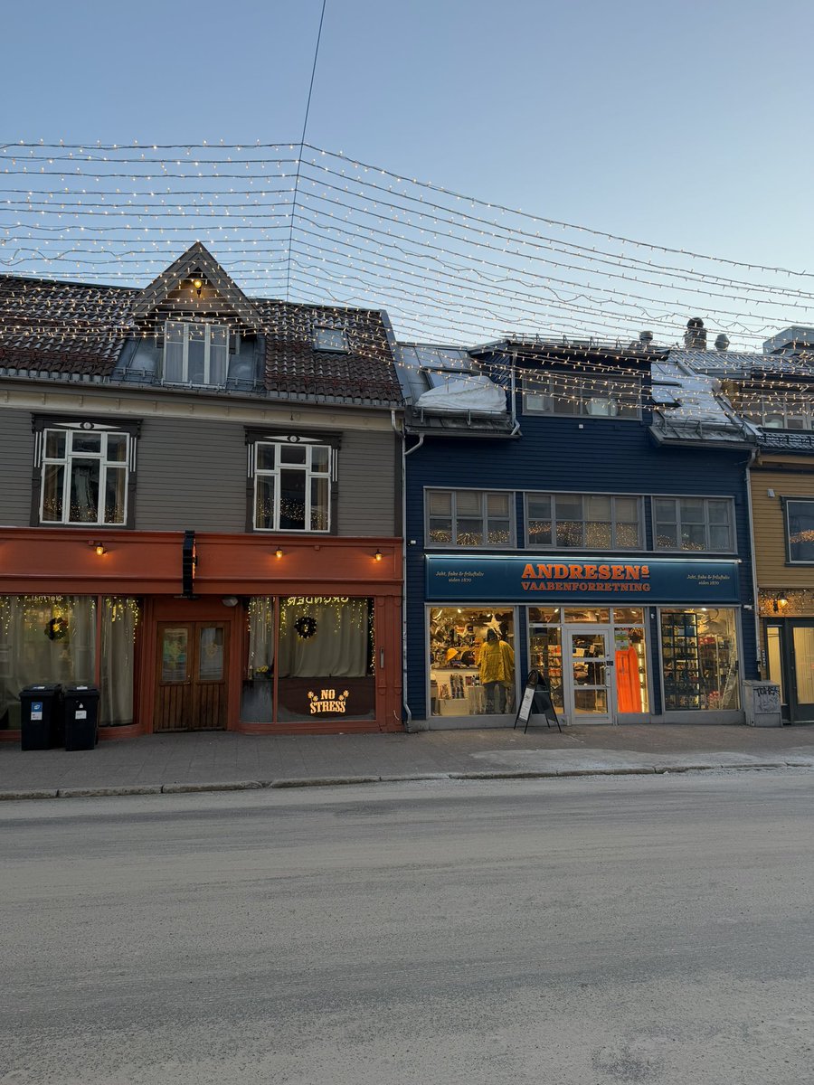 Natanelaaa's tweet image. Сьогодні вранці я вдягла на себе все саме тепле в кілька шарів, зустріла світанок і почепиздила гуляти по Тромсе. 

Треба було встигнути світловий день застати, бо схід сонця 10:15, захід через 3 годин в 13:38 🫠

Температура -11, по відчуттям -20, бо вода