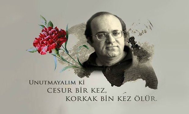 DevranYldrm26's tweet photo. Uğur Mumcu, bu ülkenin kalemini namus bilen, gerçeği yazmanın bedelini canıyla ödemiş en büyük aydınlarından biridir. O, gazeteciliği bir meslek değil, bir vicdan görevi olarak gördü. Karanlık ilişkilerin, kirli düzenlerin ve korkunun hüküm sürdüğü zamanlarda bile susmadı; çünkü biliyordu ki susmak, zulmün ortağı olmaktı.
Onun yazıları yalnızca haber değil, birer uyanış çağrısıydı. Her satırında cesaret, her cümlesinde sorumluluk vardı. Güçlüden yana değil, haklıdan yana durdu. Kalemini kimsenin emrine vermedi, gerçeğin emrine verdi. Bu yüzden hedef oldu, bu yüzden susturulmak istendi. Ama aslında susturulamadı; çünkü fikirler ölmezdi.
Uğur Mumcu, “bilgi sahibi olmadan fikir sahibi olunmaz” diyerek bir topluma düşünmeyi öğretti. Araştırmadan konuşmamayı, sorgulamadan inanmamayı, biat etmeden yaşamayı anlattı. Bugün hâlâ onun cümleleri, karanlıkta yol gösteren bir fener gibi duruyor önümüzde.
Onu kaybettiğimiz gün yalnızca bir gazeteci değil, bir cesaret geleneğini, bir onur çizgisini kaybettik. Ama aynı zamanda bir miras da bıraktı: Boyun eğmeyen bir duruş, satılmayan bir kalem, korkmayan bir yürek.
Uğur Mumcu, bu topraklarda gerçeğin bedelinin ağır olduğunu gösterdi. Ve yine bu topraklarda, gerçeğin her şeye rağmen yazılacağını da…
Onu saygıyla, minnetle ve hiç dinmeyen bir özlemle anıyoruz.