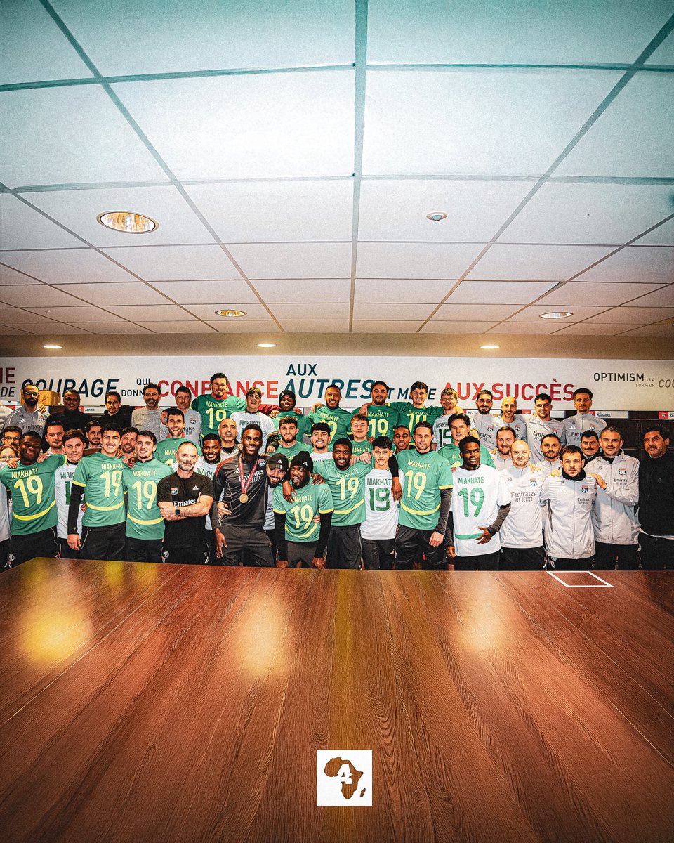 ActuFootAfrique's tweet photo. Les joueurs de l’OL ont tous mis le maillot de Moussa Niakhaté pour fêter son retour vainqueur de la #CAN2025. 🇸🇳🦁❤️ https://t.co/YTwF1PgMop