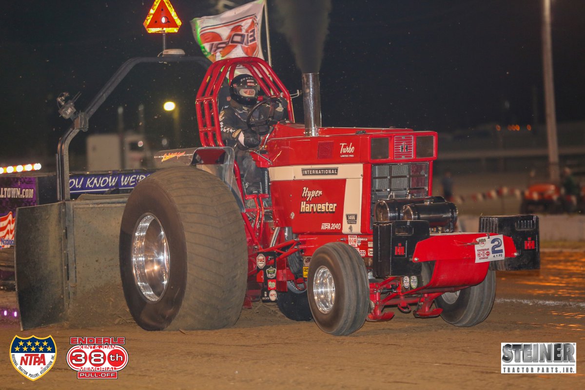 NTPApull's tweet image. Are you a Deere or International fan? 🙌 ❤️ #pulling #ntpa #favorite