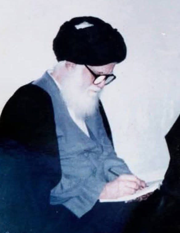 من معارف المولى المقدس محمد الصدر!!!

(إن البشر يؤذي بعضهم بعضًا لا محالة ما دامت أنفسهم أمارة بالسوء فعلاً، ومن هنا نسمع بعضنا يدعو لبعض: كفاك الله شر ابن آدم. فلو استجاب الله هذا الدعاء زال حوالي تسعين بالمائة من مصاعب الدنيا)

تقدست روحه الطاهرة المباركة