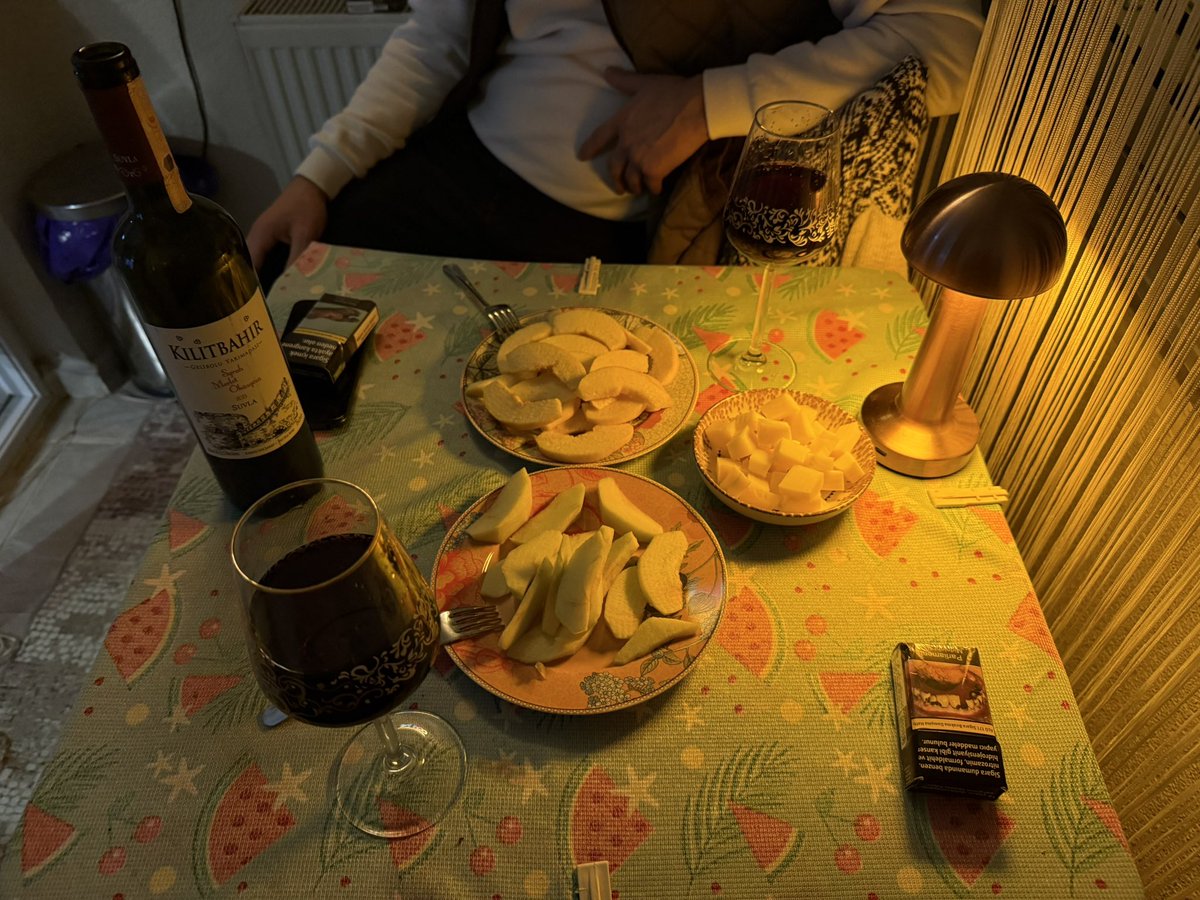 Hesapta içmek gibi hiç niyetim yoktu , sağdıcım geldi böyle oldu. Onlaynız 🙋🏻‍♂️🍷🍷🍷