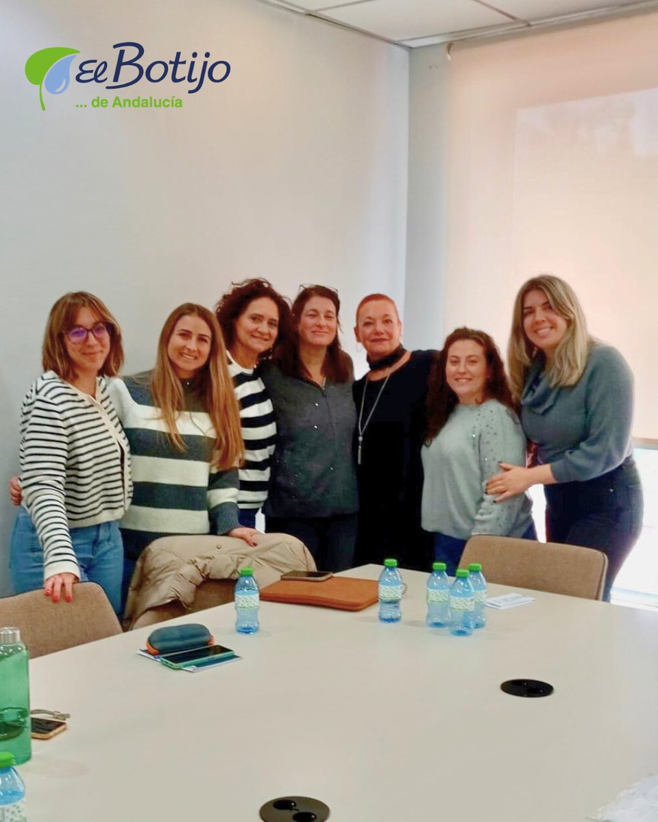 Recientemente hemos finalizado un programa de formación para mejorar nuestros procesos. 📑🔝

En la foto, parte del equipo de Ventas, Marketing y Comunicación de El Botijo de Andalucía. 💚💧

#avanzando #somospyme #formacióncontinua #aguamineralnatural #Andalucía