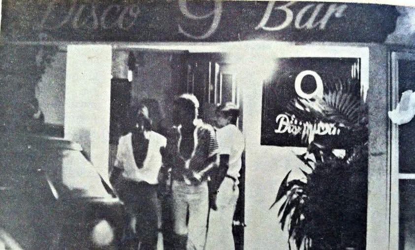 El 23 de enero de 1977 abrió sus puertas el bar El 9 en la calle de Londres, núm. 156, en la Zona Rosa, el lugar donde se dieron cita las bandas que pusieron ritmo cosmopolita y rebelde a la noche gay.
El 9 fue el reino del noctámbulo Henri Donnadieu.
📷 Armando Cristeto.
🌈🔥