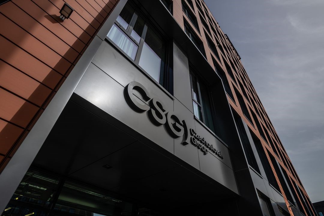 PatriaCZ's tweet photo. První den #CSG na burze: Enormní poptávka v Praze, #Strnad nejbohatším zbrojařem světa - https://t.co/TH1uHFiRWw https://t.co/8hxgS7zG4k