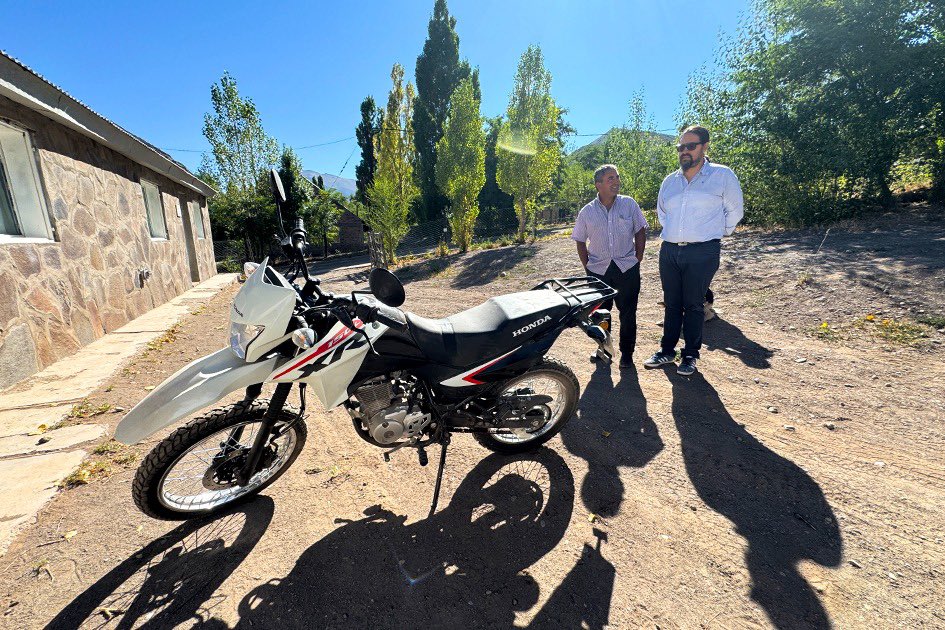 Mingabinetenqn's tweet photo. #Cochico
Refuerzan la movilidad de agentes sanitarios con motos y cuatriciclos en el interior de la provincia
Se entregó una motocicleta destinada a los agentes sanitarios de Cochico, la localidad más alejada de la capital neuquina.
Leer más👇
https://t.co/rwfWD3b1ny https://t.co/rL5bBIKyM8