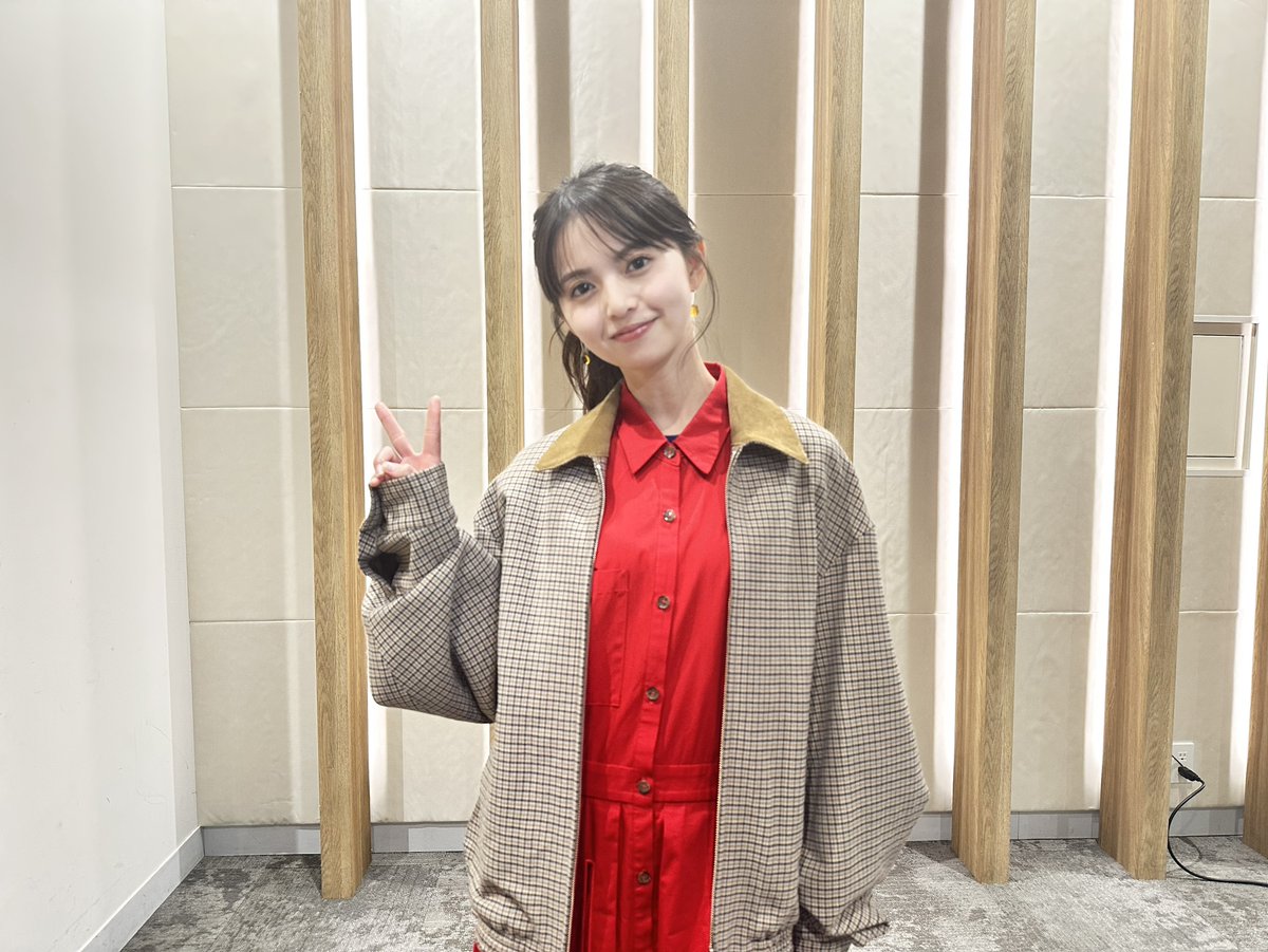 movie_kusunoki's tweet photo. "•⊱ 𝑀𝐸𝐷𝐼𝐴 ⊰•

📗⌇本日発売！「週刊現代」
 #齋藤飛鳥 表紙＆インタビュー

取材日のオフショットも到着📸

映画『#クスノキの番人』
絶賛上映中🍃 https://t.co/KtUTV6URRY