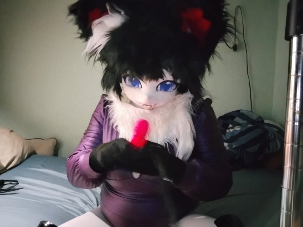 Hello hello! It's been some time since the last time~ 🤍🖤

But don't worry, I'll make sure to make it fun for you~ 🤍🖤

#FursuitFriday #Latex #nsfw #FurKig