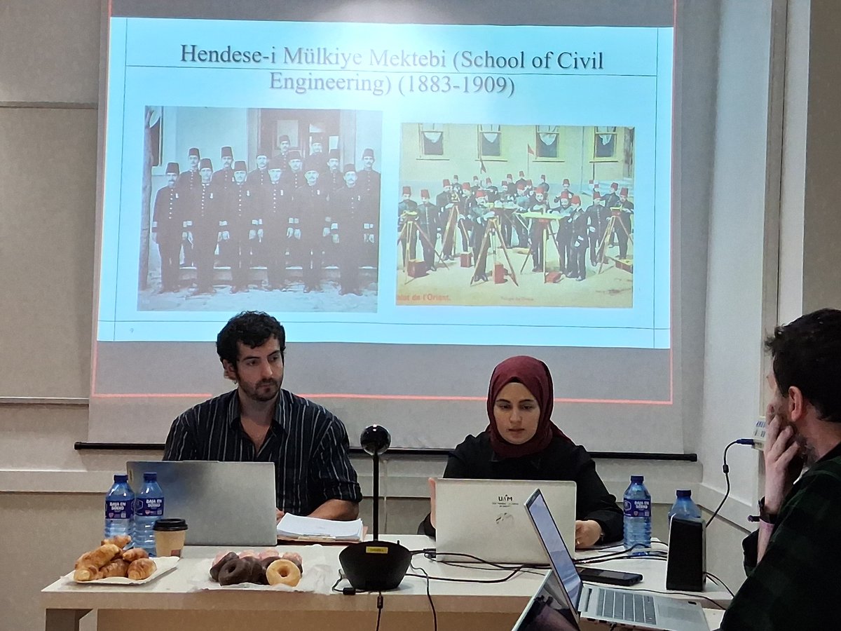DarinaMarty's tweet photo. Una jornada estupenda de Expertos y Política. Tuğba Yılmaz hablando sobre ingenieros otomanos que construyeron el ferrocarril de Heyaz. José López Aguilar mostrando las aportaciones de las médicas de los países comunistas a la puericultura. https://t.co/eBjiEqAae0