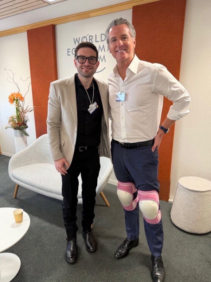 ColonizerKamala's tweet photo. @GovPressOffice Y’all share these kneepads together on Newscum? @iGardon @BrandonRichards https://t.co/qGXGSlIRwE