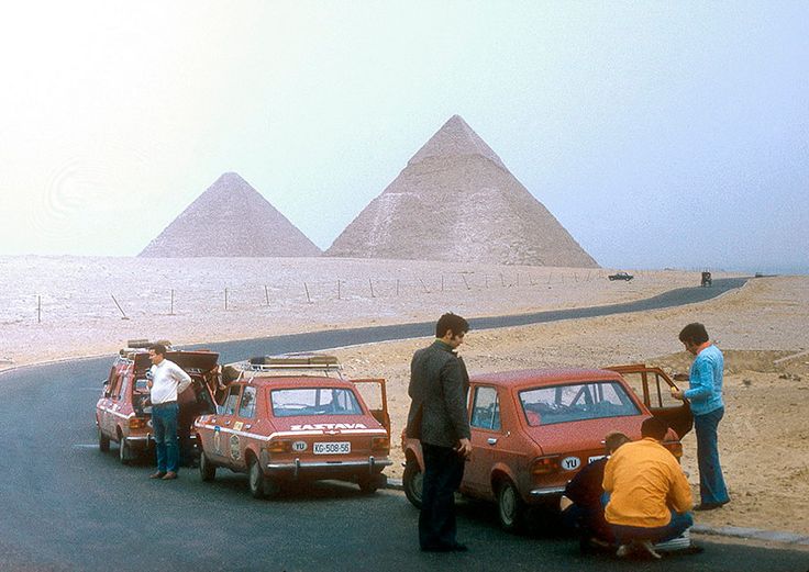 YugoslavVisuals's tweet photo. Teams with their Zastava 101 cars at the Giza pyramid complex in Egypt during the Kragujevac-Kilimanjaro expedition, 1975. https://t.co/ISDJv4Wt74
