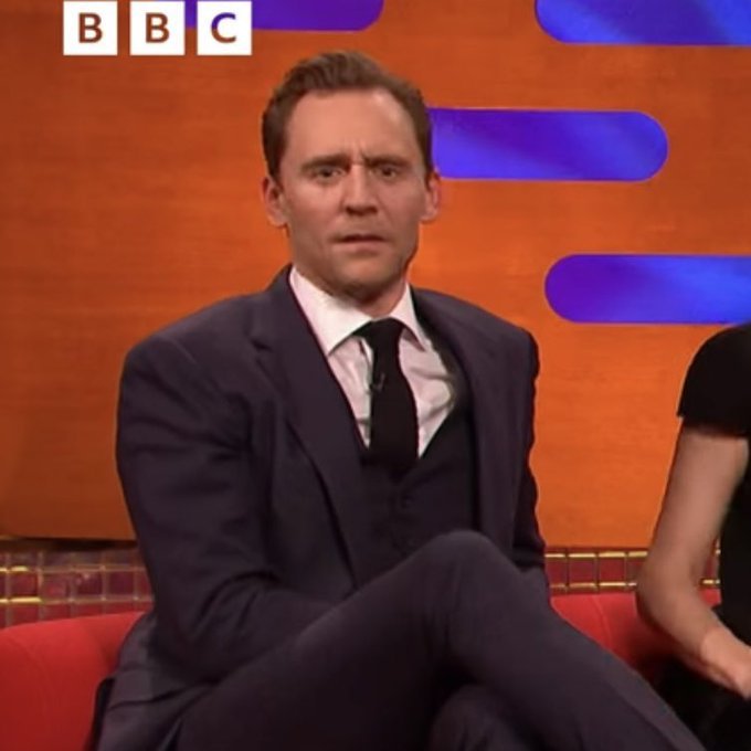 sachiddles's tweet image. o tom republicando no instagram o post de uma doida que vive fazendo imagens dele com ela como se fossem um casal através do uso de inteligência artificial alguém corte a internet do vovô de londres urgente