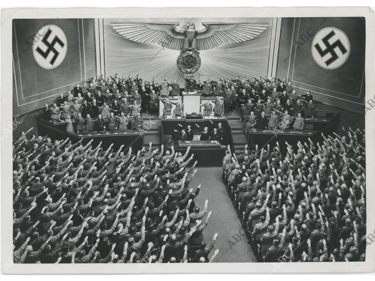 Recuerdo de niño ver estás imágenes y pensar como era posible que juntara a tanta gente, tan idiota para dejarse engañar solo porque era buen orador, pensé que sería porque la gente antes era más idiota o algo...
Pero aquí andamos de nuevo 🫩