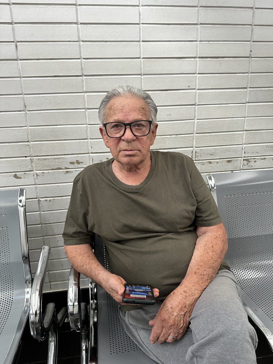 instadoarnaldo's tweet photo. @AskPerplexity Create a video of the man attached as a news anchor saying, "Finalmente, a chuva chegou em Brasília." https://t.co/OSzCrVA0MN