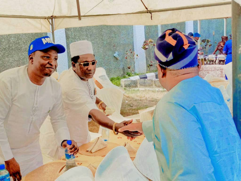 akinwemimo's tweet photo. With Osun State All Progressives Congress Gubernatorial Candidate Asiwaju Munirudeen Bola Oyebamiji (AMBO) https://t.co/0hAibFYTIo