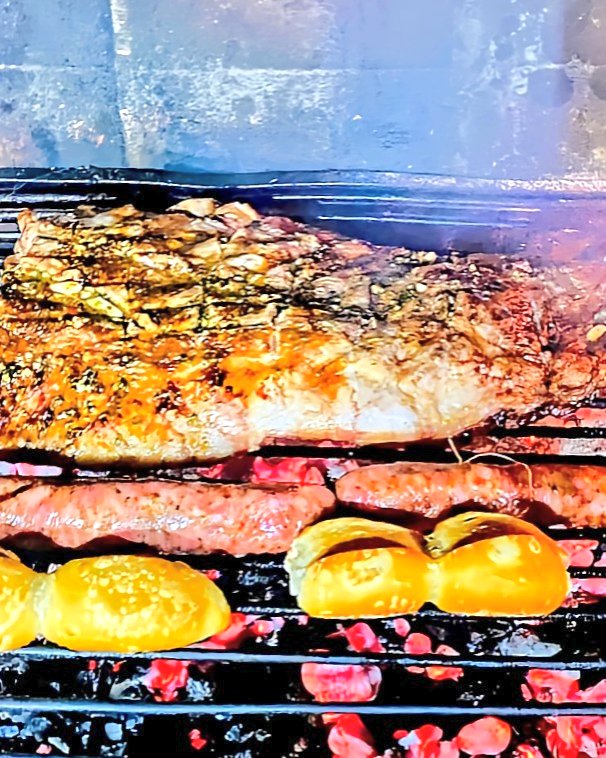 De regreso a VLA desde el Cajón del Azul, metieron Pechito de Cerdo con Ensalada de Chorizos y Mignones.