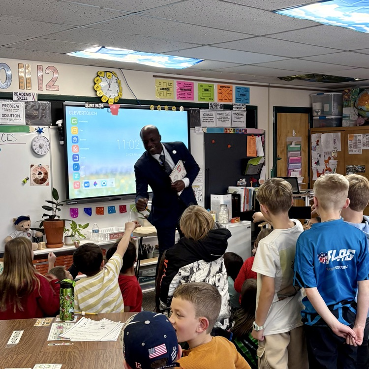 cmsd12's tweet image. 3rd grade Broadmoor Bears welcomed a very special 'mystery reader' this morning... C/S Mayor Yemi Mobolade!!!