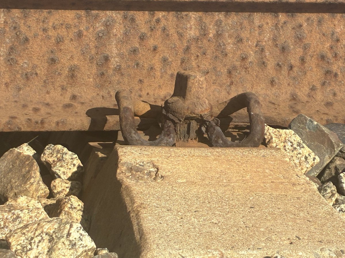 hienadeodio's tweet image. De dinero se habla mucho y de estadística. Luego vas a la realidad y solo te quedan piezas oxidadas al punto de la desintegración. Eso debería explicar mejor dónde está el dinero ?