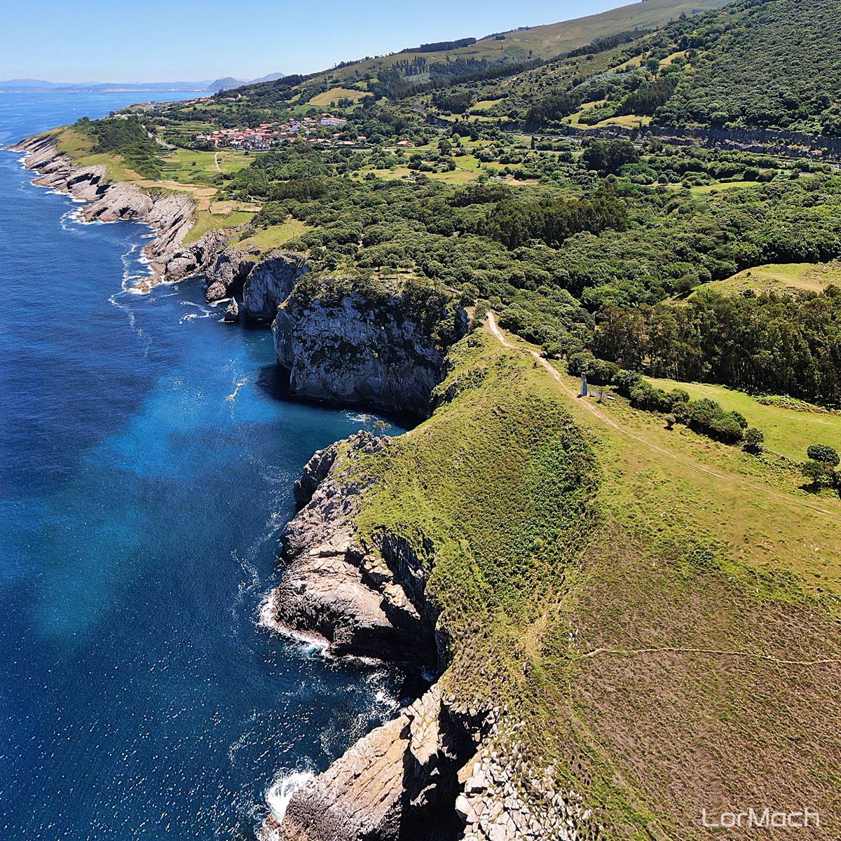Sobrevolando la costa cantábrica 
🌍 #Cerdigo #Cantabria 
📷 🚁  #DJIMavic2Zoom
