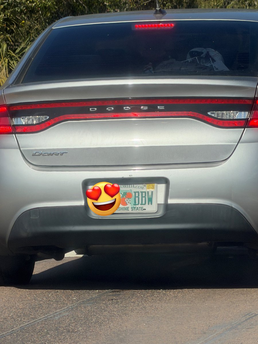 tumful's tweet photo. Why isn’t one side of the car lower than the other https://t.co/BeV1d0yCa2