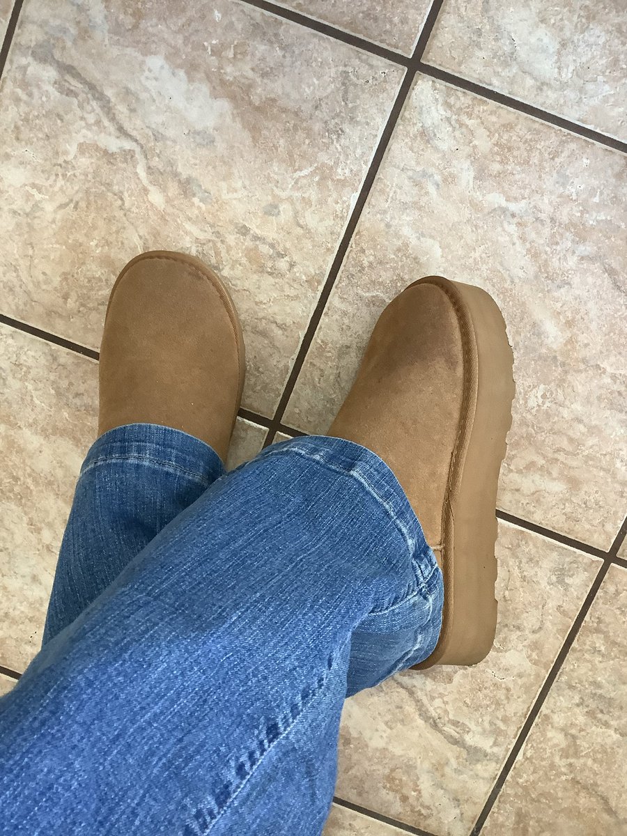 pfsandfs's tweet photo. Todays boots ๐
#uggs #platformuggs #flarejeans https://t.co/RPDP0gFm21