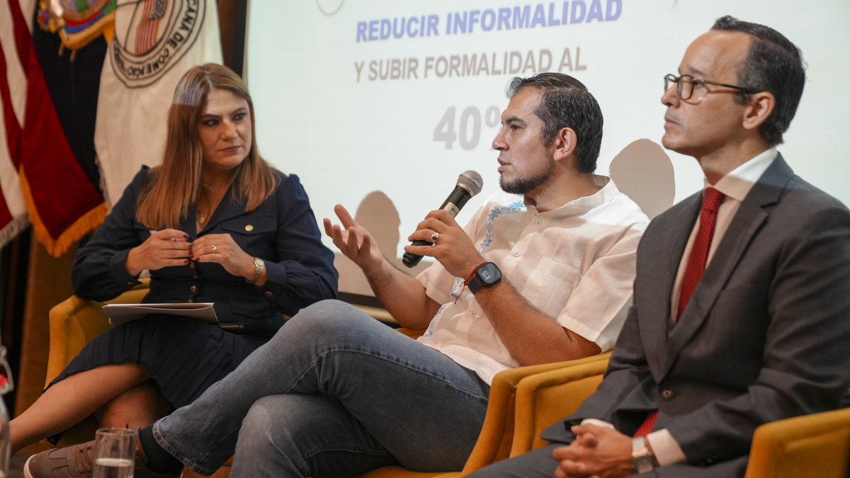 MinTrabajoEc's tweet photo. El ministro @haburbano participó en el foro Escenarios Laborales Ecuador 2026 organizado por @amchamgye, un espacio de diálogo con el sector empresarial donde se analizaron acciones, tendencias y estrategias clave para la gestión laboral de este año.
#ElNuevoEcuador https://t.co/wRmCLPfPpt