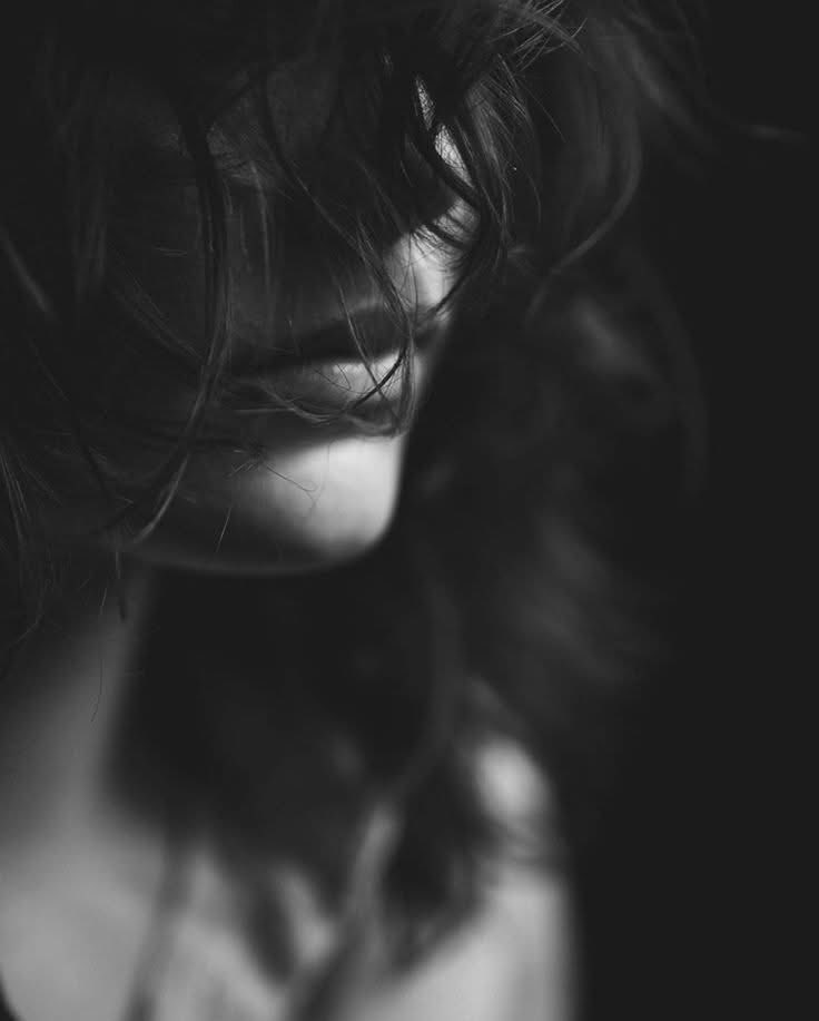 L’ombre caresse ce que ta bouche rêve déjà . .