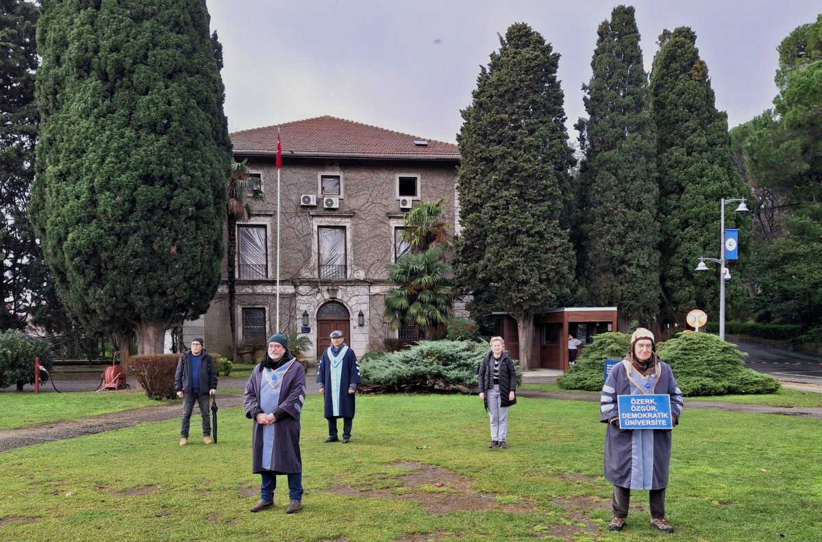 23 Ocak 2026 Boğaziçi Üniversitesi Akademisyenleri Nöbeti no. 1244. Direnişin 6. yılı/1846. günü <a href="/UniBogazici/">Boğaziçi Üni.</a> #KabulEtmiyoruzVazgeçmiyoruz
January 23, 2026 Bogazici University Faculty Vigil #1244/6th year/1846th day of the resistance @unibogazici_en #WeDoNotAcceptWeDoNotGiveUp