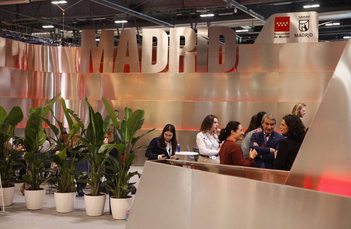VisitMadrid_es's tweet image. 🎖️ La presidenta @IdiazAyuso recoge el Premio a la @ComunidadMadrid por el Mejor Estand de #FITUR2026.

🌍 #ElMejorEstiloDeVida del mundo está en Madrid. 

+Info: c.madrid/chpfd

#MadridMarca