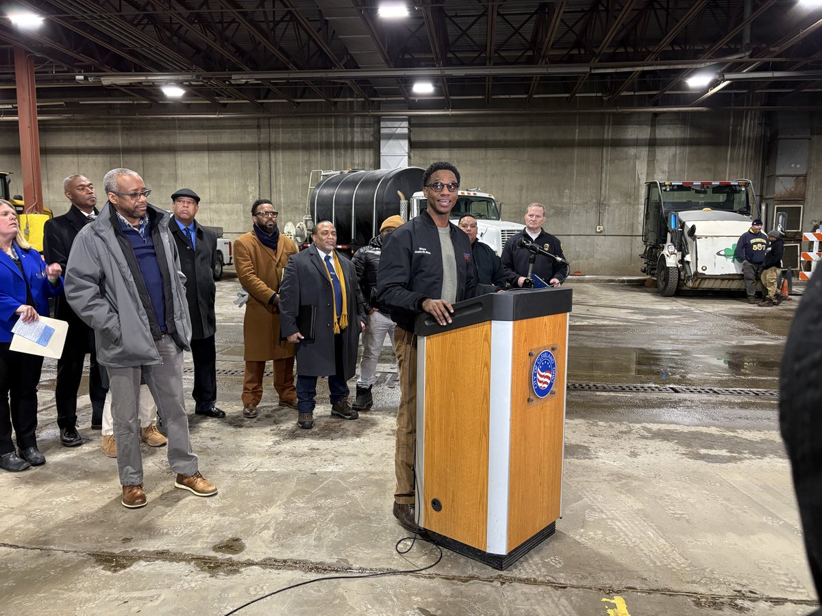 Mayor <a href="/JustinMBibb/">Justin M. Bibb</a> and Cleveland officials discussing upcoming cold/snow. Bibb says they don’t want to cause panic, but want residents to be well prepared. Says every road will be plowed, but salt prioritized for main roads due to shortage. More at 4/5/6 on <a href="/fox8news/">fox8news</a>