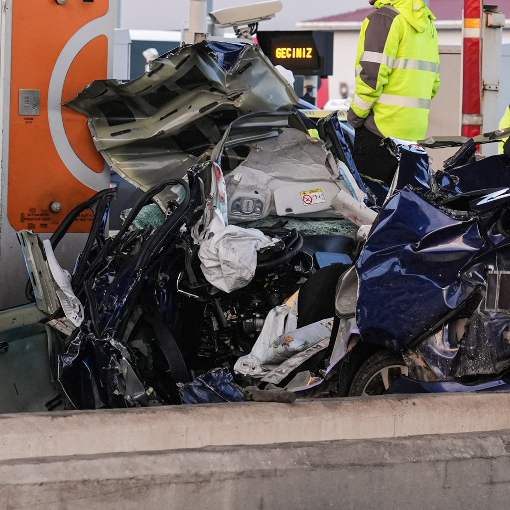 Kuzey Marmara Otoyolu'nda gişe ile otobüs arasına sıkışan araçta 2 kişi hayatını kaybetti.