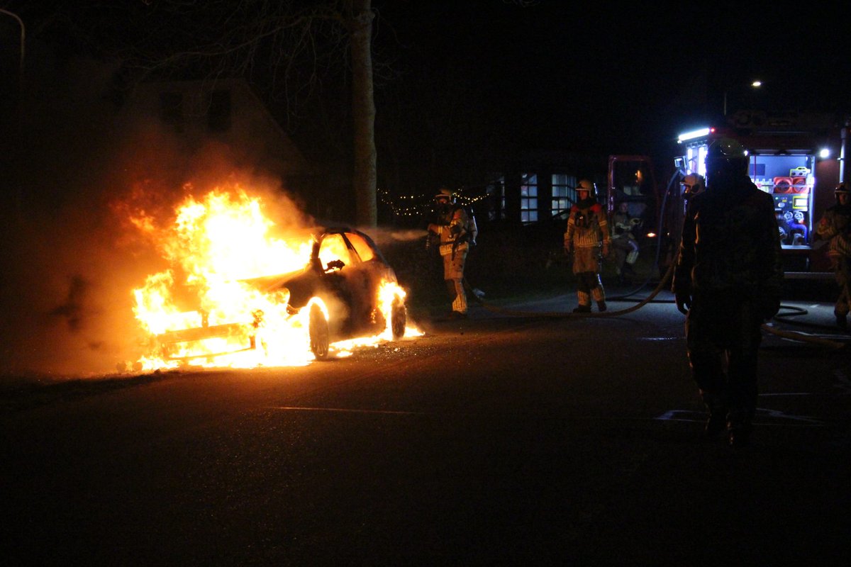 Auto brandt volledig uit in Oudega