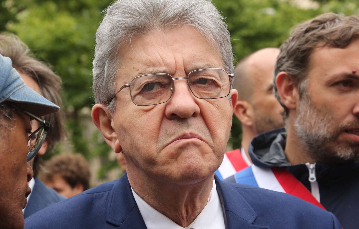LBleuBlancRouge's tweet image. Jean-Luc Mélenchon est la personne la plus rejetée et détestée par les Français, n’en déplaise aux crétins de chez LFI. 

Il réussit l’exploit d’être devant Macron, c’est dire..