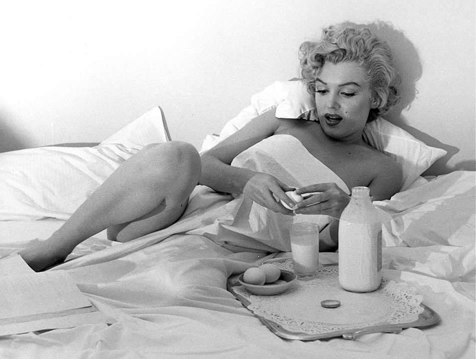 MarilynDiary's tweet image. Marilyn Monroe preparing breakfast in bed, 1952.