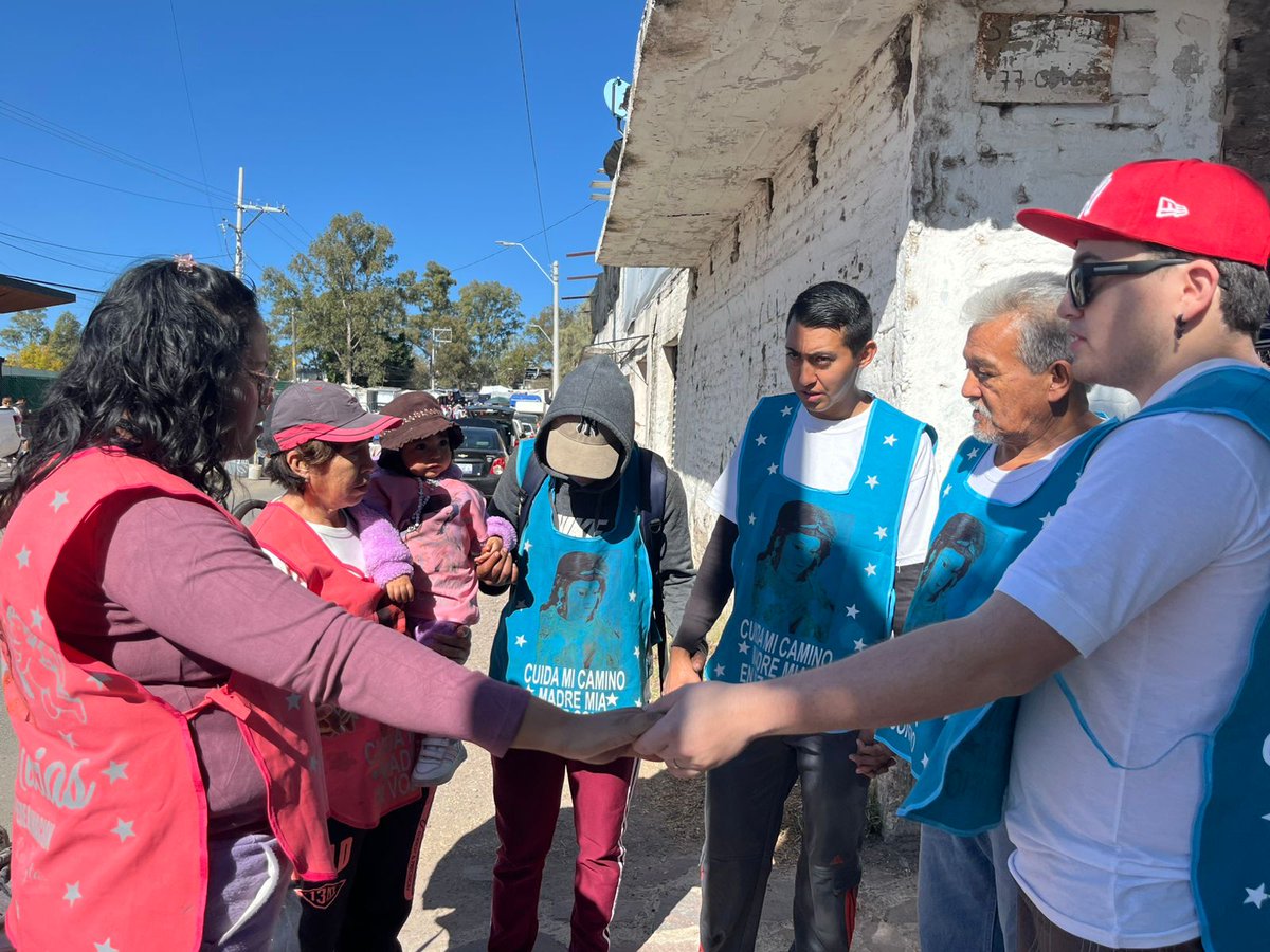 👨‍👩‍👧⛪🙏 Familia parte desde #Irapuato hacia San Juan de los Lagos realizando manda por su hija nacida, y enfrentan más de 80 kilómetros en un camino movido por la fe ✝️✨

#4Noticias 👇
tv4noticias.com/noticias/famil…