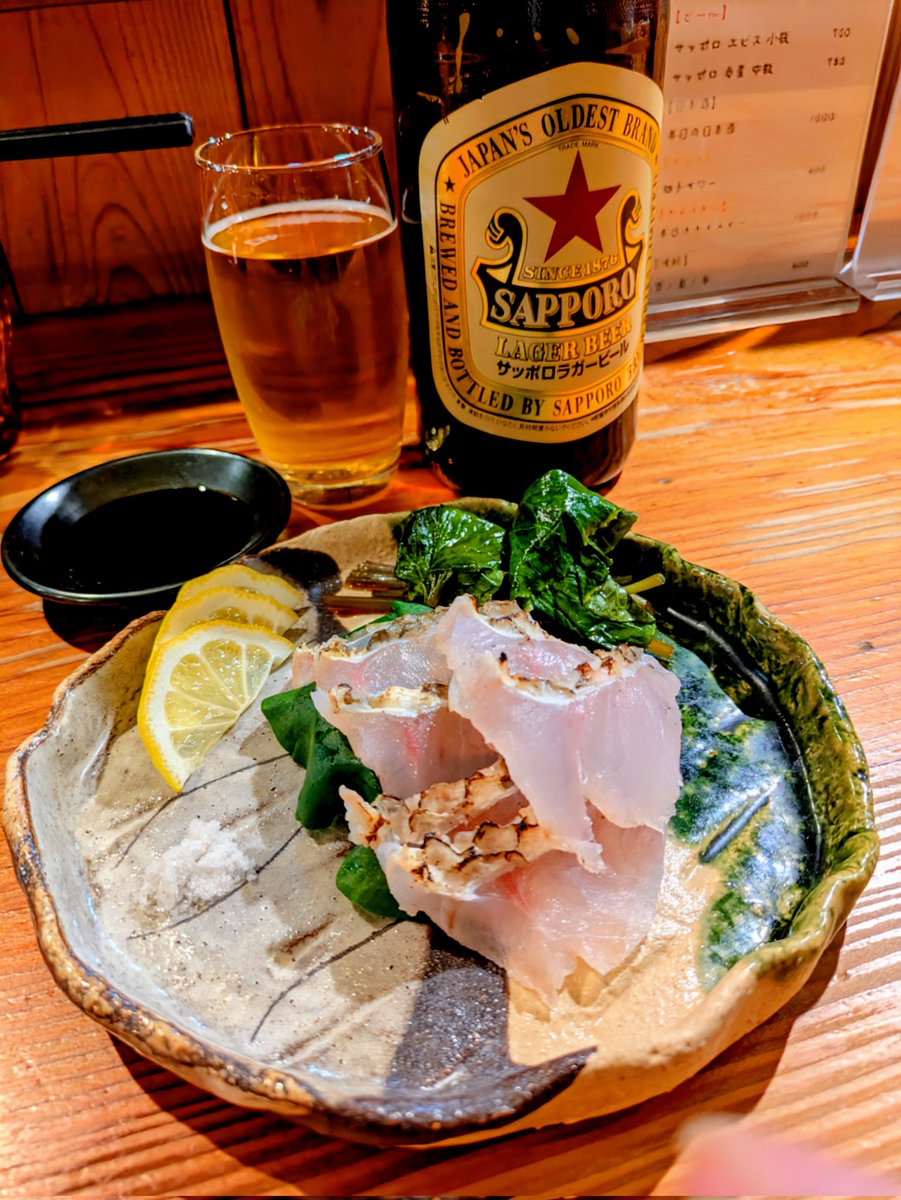 麺と未来＠下北沢
・らぁ麺 醤油 +ニラ
・イラの刺身
木金の深夜営業に今週も🍜香ばしくて芳醇な煮干と靱やかな細麺✨️ビターな旨味に疲れた体が癒される😂昆布締めで皮霜造りにされた珍しいイラの刺身も美味しくて至福