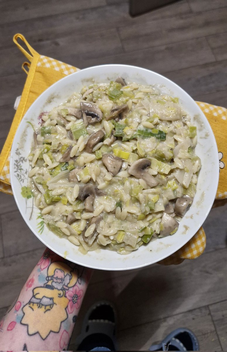 707_core's tweet image. merci seigneur (moi mm) pour ce repas (fondue de poireaux et champignons) #àtable