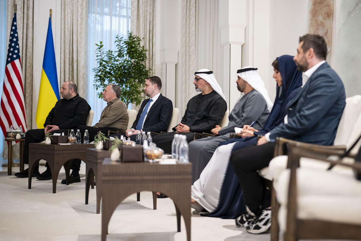 NET_AD's tweet photo. التقى صاحب السمو الشيخ محمد بن زايد آل نهيان رئيس الدولة "حفظه الله" اليوم رؤساء الوفود المشاركة في المحادثات الثلاثية التي تضم كلاً من الولايات المتحدة الأمريكية وروسيا الاتحادية وجمهورية أوكرانيا والتي تستضيفها دولة الإمارات، وذلك في إطار الجهود الهادفة إلى تعزيز الحوار وإيجاد حلول سياسية للأزمة الأوكرانية./ وام