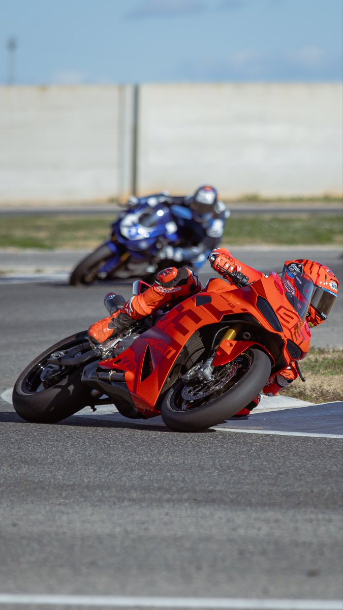 ¿Alguien está buscando nuevo fondo de pantalla? 👀😜

<a href="/marcmarquez93/">Marc Márquez</a>