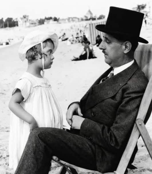 "Au lieu de cacher sa fille atteinte du syndrome de Down, Charles de Gaulle l'éleva fièrement, et elle devint le cœur de sa vie.
Lorsque Charles de Gaulle mourut en 1970, il fit une demande discrète qui surprit beaucoup de gens. Il ne voulait pas de funérailles d'État grandioses