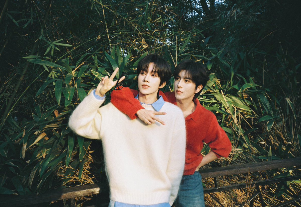 septeemq's tweet image. พูดจริงก็ยังอึ้งอยู่อะ การที่เกย์จีนอยู่ ๆ วันหนึ่งอยากโพสต์รูปที่ใส่แหวนคู่กัน + กับสายรุ้งธรรมชาติ มันเหมือนวิธีการพูดทางอ้อมอะไรสักอย่างที่อยากจะสื่อออกมามากอะ พูดออกมาตรง ๆ ไม่ได้แต่ใช้รูปภาพแทนคำพูดอะไรแบบนั้น 🧎🏼ซึ่งมันจะเป็น meaning ไหนได้อีกถ้าไม่ใช่เป็นการประกาศกลาย ๆ ว่า…