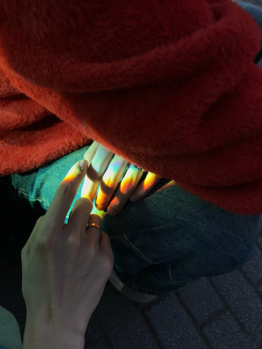 septeemq's tweet image. พูดจริงก็ยังอึ้งอยู่อะ การที่เกย์จีนอยู่ ๆ วันหนึ่งอยากโพสต์รูปที่ใส่แหวนคู่กัน + กับสายรุ้งธรรมชาติ มันเหมือนวิธีการพูดทางอ้อมอะไรสักอย่างที่อยากจะสื่อออกมามากอะ พูดออกมาตรง ๆ ไม่ได้แต่ใช้รูปภาพแทนคำพูดอะไรแบบนั้น 🧎🏼ซึ่งมันจะเป็น meaning ไหนได้อีกถ้าไม่ใช่เป็นการประกาศกลาย ๆ ว่า…