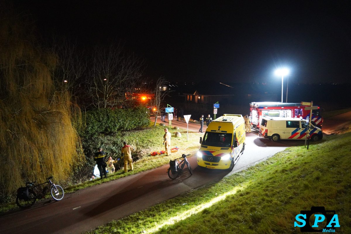 Fietser zwaargewond na val in greppel langs fietspad