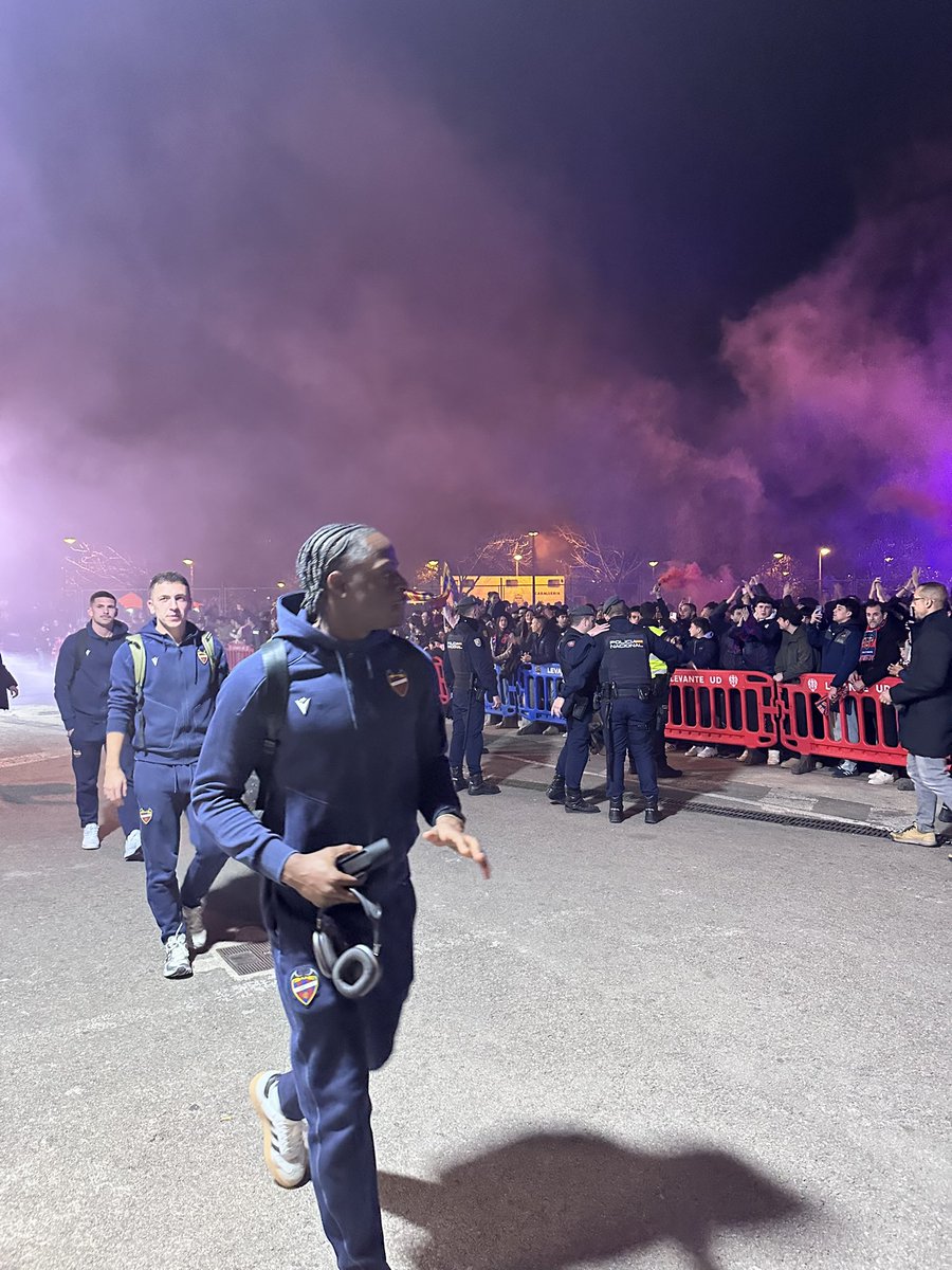 En Peu Granotes!!
Ferm el teu pas.
<a href="/LevanteUD/">Levante UD</a>