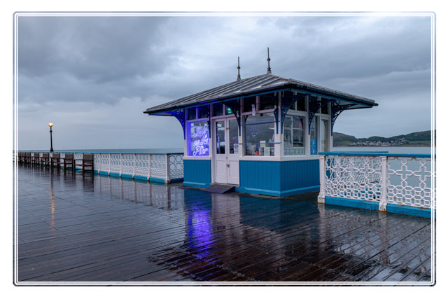 photos_dsmith's tweet image. There are many #smallbusinessowners who operate #shops on #Llandudno #pier @PierLlandudno in #NorthWales. A #storm may have reduced #customer numbers, however the #rain highlights the #reflections of the #pet #shop #neonlights. #Cymru #landscape #photography #Wales #SmallBusiness